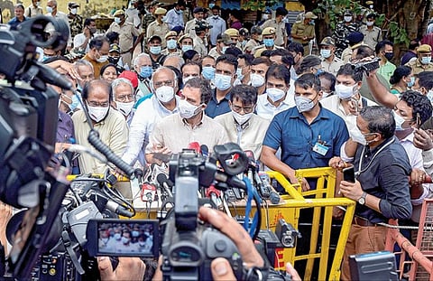 புதிய வேளாண் சட்டங்களை எதிர்த்து காங்கிரஸ் முன்னாள் தலைவர் ராகுல் காந்தி உட்பட 14 கட்சிகளின் தலைவர்கள் டெல்லியில் நேற்று ஆர்ப்பாட்டம் நடத்தினர். படம்: பிடிஐ