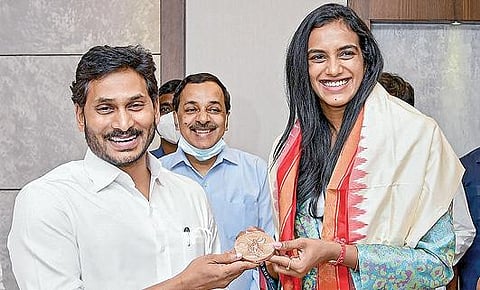 ஒலிம்பிக் பாட்மிண்டன் போட்டியில் வென்ற வெண்கலப் பதக்கத்தை ஆந்திர முதல்வர் ஜெகன்மோகன் ரெட்டியிடம் காண்பித்து மகிழும் பி.வி.சிந்து. படம்: பிடிஐ