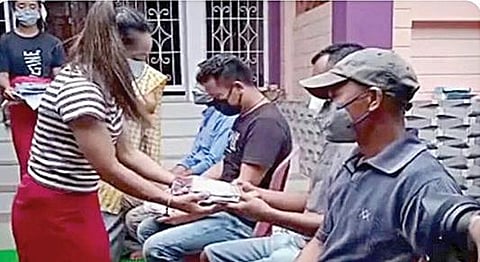 லாரி ஒட்டுநர்களுக்கு துணிகள் வழங்கிய மீராபாய் சானு.