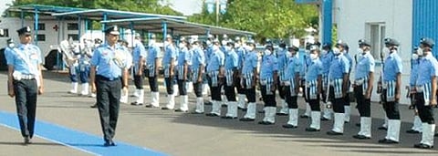 தஞ்சாவூர் விமானப் படை நிலையத்தில் நேற்று அணிவகுப்பு மரியாதையை ஏற்றுக்கொள்கிறார் தென் மண்டல தலைமை தளபதி மன்வேந்திர சிங்.
