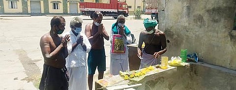 செய்யாறு ஒழுங்குமுறை விற்பனைக் கூடத்தில் நூதன போராட்டத்தில் ஈடுபட்ட விவசாயிகள்.