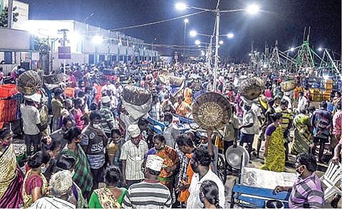 காசிமேடு துறைமுகத்தில் மீன் விற்பனை செய்ய நேரக்கட்டுப்பாடு அமலாகியுள்ளது. இதன்படி, நேற்று நடைபெற்ற மொத்த விற்பனையில் மீன்களை வாங்க திரண்ட வியாபாரிகள்.படம்: பு.க.பிரவீன்