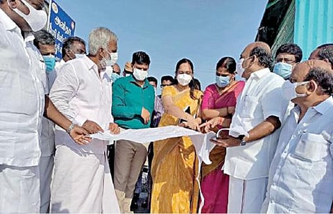 மாங்காடு காமாட்சி அம்மன் கோயிலுக்கு சொந்தமான நிலத்தில் கழிவுநீர் அகற்ற வேண்டி சுத்திகரிப்பு நிலையம் அமைப்பது தொடர்பாக இந்து சமய அறநிலையத் துறை அமைச்சர் பி.கே.சேகர் பாபு ஆய்வு மேற்கொண்டார். ஊரக வளர்ச்சித் துறை அமைச்சர் தா.மோ.அன்பரசன், காஞ்சிபுரம் மாவட்ட ஆட்சியர் மா.ஆர்த்தி உள்ளிட்டோர் உடனிருந்தனர்.
