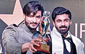 டெல்லியில் நடந்த இந்திய ஆணழகன் போட்டியில் ‘மிஸ்டர் இந்தியா’. ‘மிஸ்டர் தமிழ்நாடு’ ஆகிய 2 பட்டங் களை வென்ற சென்னை சட்டக் கல்லூரி மாணவர் கவுஷிக் ராம். உடன் முன்னாள் ‘மிஸ்டர் இந்தியா’ தரம் சாவ்லானி.