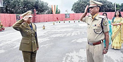 ஐடிபிபி படையில் அதிகாரியாக சேர்ந்துள்ள மகள் தீக் ஷாவுக்கு சல்யூட் அடிக்கும் ஐடிபிபி இன்ஸ்பெக்டர் கமலேஷ் குமார்.