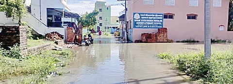கனமழை காரணமாக திருவள்ளூர் அருகேயுள்ள காக்களூர் ஊராட்சிக்கு உட்பட்ட குடியிருப்புப் பகுதிகளில் தேங்கிய மழைநீர்.