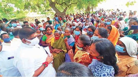 ரேஷனில் அரிசி தர வேண்டும், 100 நாள் வேலைத் திட்டத்தில் தொடர்ந்து பணி தர வேண்டும் என்று அமைச்சர் நமச்சிவாயத்திடம் முறையிட்ட பெண்கள்.