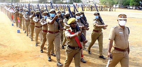 பாளை. ஆயுதப்படை மைதானத்தில் காவல் துறையினரின் அணிவகுப்பு ஒத்திகை நடைபெற்றது. படம்: மு.லெட்சுமி அருண்.