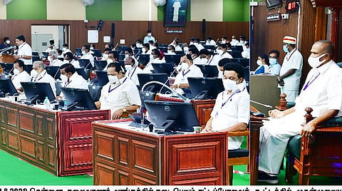 பட்ஜெட்டை தாக்கல் செய்த நிதியமைச்சர் பழனிவேல் தியாகராஜன்.