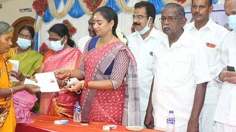காரைக்கால் மாவட்டம் கோட்டுச்சேரி பகுதியில் நடைபெற்ற நிகழ்ச்சியில் பயனாளி ஒருவருக்கு முதியோர் உதவித் தொகை பெறுவதற்கான அடையாள அட்டையை வழங்கிய புதுச்சேரி போக்குவரத்துத் துறை அமைச்சர் சந்திர பிரியங்கா