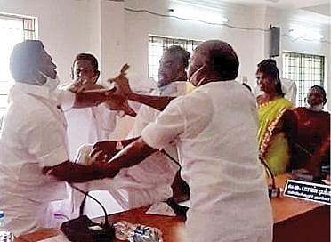 ஒன்றியக் கூட்டத்தில் மோதிக் கொண்ட கவுன்சிலர்கள்