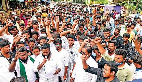 மதுரை மகபூப்பாளையத்தில் போராட்டம் நடத்திய இந்திய தேசிய லீக் கட்சியினர். படம்: எஸ்.கிருஷ்ணமூர்த்தி