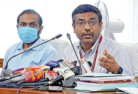 சென்னை தலைமைச் செயலகத்தில் உள்ள நாமக்கல் கவிஞர் மாளிகையில் நடைபெற்ற செய்தியாளர் சந்திப்பில், 2021-2022ம் ஆண்டுக்கான நிதிநிலை அறிக்கை குறித்து, நிதித்துறை செயலாளர் ச.கிருஷ்ணன் விளக்கினார். துணை செயலர்கள் சிபி ஆதித்யா செந்தில் குமார், எஸ்.அருண்ராஜ் ஆகியோர் உடனிருந்தனர். படம் க.ஸ்ரீபரத்