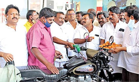 கிருஷ்ணகிரியில் திமுக கலை இலக்கிய பகுத்தறிவு பேரவை சார்பில் 150 இருசக்கர வாகனங்களுக்கு மாவட்ட பொறுப்பாளர் செங்குட்டுவன் இலவசமாக பெட்ரோல் வழங்கினார்.