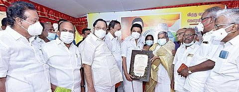 தமிழகத்துக்கும், தமிழினத்தின் வளர்ச்சிக்கும் மாபெரும் பங்காற்றியதற்காக மார்க்சிஸ்ட் கம்யூனிஸ்ட் கட்சியின் மூத்த தலைவர் என்.சங்கரய்யாவுக்கு ‘தகைசால் தமிழர்’ விருதை முதல்வர் ஸ்டாலின் நேற்று வழங்கி கவுரவித்தார். உடன் அமைச்சர்கள், டி.ஆர்.பாலு எம்பி, மார்க்சிஸ்ட் கம்யூனிஸ்ட் மாநிலச் செயலாளர் கே.பாலகிருஷ்ணன் உள்ளிட்டோர்.