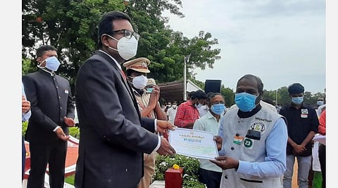 தஞ்சாவூர் ஆயுதப்படை மைதானத்தில் இன்று நடைபெற்ற 75 வது சுதந்திர தின விழாவில் கரோனா காலத்தில் சிறப்பாக பணியாற்றி சேவை புரிந்தவர்களில் ஒருவரான இசைக்கலைஞர் பிராங்கிளின் என்பவருக்கு மாவட்ட ஆட்சியர் தினேஷ் பொன்ராஜ் ஆலிவர் நற்சான்றிதழ் வழங்கி பாராட்டினார்.
=