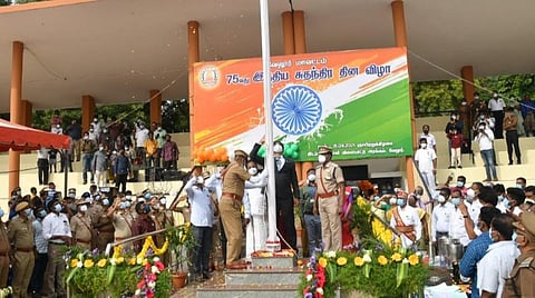 வேலூர் நேதாஜி விளையாட்டு மைதானத்தில் நடைபெற்ற சுதந்திர தின விழாவில் ஆட்சியர் குமாரவேல்பாண்டியன் தேசிய கொடியை ஏற்றி வைத்து மரியாதை செலுத்தினார்.