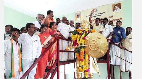கோவில்பட்டி அருகே கட்டாலங்குளத்தில் உள்ள வீரன் அழகுமுத்துக்கோன் மணிமண்டபத்தில் உள்ள அவரது சிலைக்கு முன்னாள் மத்திய அமைச்சர் பொன்.ராதாகிருஷ்ணன் மாலை அணிவித்து மரியாதை செலுத்தினார்.