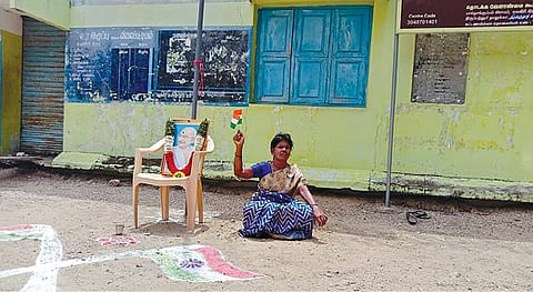 தர்ணாவில் ஈடுபட்ட வேளாண் கூட்டுறவு கடன் சங்க தலைவி சாந்தி.
