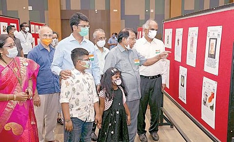 விஐடி பல்கலைக்கழகத்தில் புகைப்பட கண்காட்சியை வேந்தர் கோ.விசுவநாதன் நேற்று திறந்து வைத்து பார்வையிட்டார். அருகில், துணைத் தலைவர் ஜி.வி.செல்வம் உள்ளிட்டோர்.