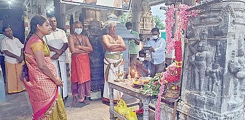 தமிழகத்தில் முதல் பெண் ஓதுவாராக அரசால் நியமிக்கப்பட்ட சுகாஞ்சனா மாடம்பாக்கம் தேனுபுரீஸ்வரர் கோவிலில் நேற்று திருமுறைகளை ஓதி தனது பணியை தொடங்கினார்.படம்: எம்.முத்துகணேஷ்