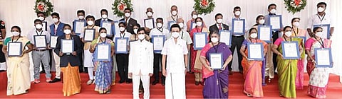சென்னையில் நேற்று நடைபெற்ற சுதந்திர தின விழாவில், பல்வேறு விருது, பாராட்டுச் சான்றிதழ்கள் பெற்றவர்கள் முதல்வர் மு.க.ஸ்டாலினுடன் குழு புகைப்படம் எடுத்துக் கொண்டனர். உடன், தலைமைச் செயலர் இறையன்பு.