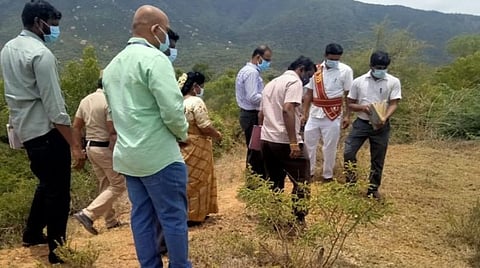 கோவை தடாகம் பகுதியில் இன்று ஆய்வு மேற்கொண்ட மாவட்ட ஆட்சியர் ஜி.எஸ்.சமீரன் உள்ளிட்ட அதிகாரிகள்.