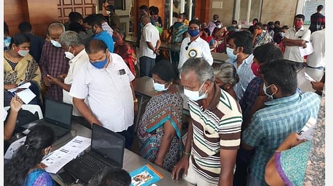 கோவை கணபதி அருகே காட்மா சங்கம், மாவட்ட தொழில் மையம் ஏற்பாட்டில் இன்று நடைபெற்ற முகாமில் தடுப்பூசி செலுத்திக் கொள்ள வந்த தொழிலாளர்கள்.