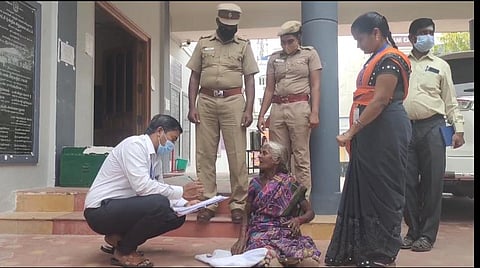 நிலத்தை மீட்டுத் தரக்கோரி திருப்பத்தூர் மாவட்ட ஆட்சியர் அலுவலகத்தில் தரையில் அமர்ந்து தர்ணா போராட்டத்தில் ஈடுபட்ட வசந்தா