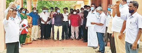 வேலூர் மாவட்ட ஆட்சியர் அலுவலக வளாகத்தில் கோரிக்கையை வலியுறுத்தி நேற்று ஆர்ப்பாட்டத்தில் ஈடுபட்ட தமிழ்நாடு அரசு ஊழியர் சங்கத்தினர். அடுத்த படம்: திருவண்ணாமலை மாவட்டம் தண்டராம்பட்டு ஊராட்சி ஒன்றிய அலுவலகத்தில் ஆர்ப்பாட்டத்தில் ஈடுபட்ட அரசு ஊழியர்கள்.