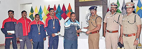 அரியானாவில் நடைபெற்ற அகில இந்திய காவல் துறை மல்யுத்த குழுப் போட்டிகளில் வென்ற போலீஸாருக்குப் பரிசு வழங்கிய ஆயுதப்படை ஏடிஜிபி ஜெயந்த்முரளி. உடன், டிஐஜி எழிலரசன் உள்ளிட்டோர். படம். ம.பிரபு