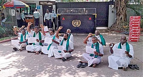 டெல்லியில் உள்ள ஐ.நா. அலுவலகம் முன்பு போராட்டம் நடத்திய தமிழக விவசாயிகள்.