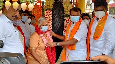 தியாகி சுந்தராம்பாளின் குடும்பத்தினரைச் சந்தித்து மாலை அணிவித்த எல்.முருகன் உள்ளிட்ட கட்சியினர்.