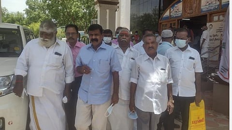 அதிக பாரமேற்றிச் செல்லும் லாரிகள், தரமற்ற எம்-சாண்ட் உற்பத்தி நிறுவனங்கள் மீது நடவடிக்கை எடுக்க வலியுறுத்தல்