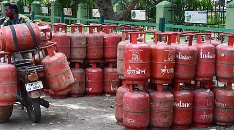 கடந்த 8 மாதங்களில் ரூ.165 உயர்வு; சமையல் காஸ் சிலிண்டர் விலை ரூ.25 அதிகரிப்பு : பொதுமக்கள் கடும் அதிர்ச்சி