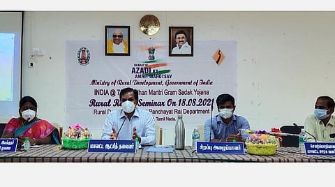 ராணிப்பேட்டை மாவட்ட ஆட்சியர் அலுவலகத்தில் நடைபெற்ற கருத்தரங்கக்கூட்டத்தில் ஆட்சியர் கிளாட்ஸ்டன் புஷ்பராஜ் பேசினார். அருகில் திட்ட இயக்குநர் லோகநாயகி உட்பட பலர் உள்ளனர்.