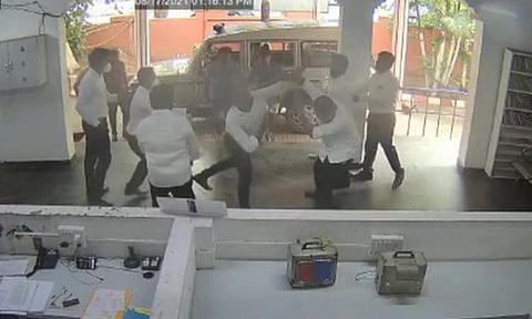 கோட்டூர்புரம் காவல் நிலையத்தில் வழக்கறிஞர்கள் இடையே மோதல்: கண்காணிப்பு கேமரா காட்சிகள் வெளியானதால் பரபரப்பு