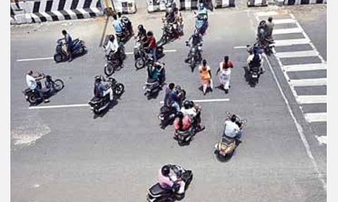 'நிழலில்லாத நாள்' சென்னையில் நேற்று தென்பட்டது. தாம்பரம் பகுதியில் நேற்று பகல் 12 மணி அளவில் சாலையை கடக்கும் மக்களின் நிழல், சாலையில் விழாமல் இருந்தது. படம்: எம்.முத்துகணேஷ்