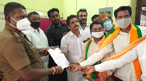 காரைக்கால் நகர காவல் நிலையத்தில் புகார் அளித்த பாஜக நிர்வாகிகள்.