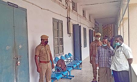 காலாவதியான ஆர்.டி.பி.சி.ஆர். உபகரணங்கள். (அடுத்த படம்) சீல் வைக்கப்பட்ட அறைக்கு போலீஸ் பாதுகாப்பு போடப்பட்டுள்ளது.