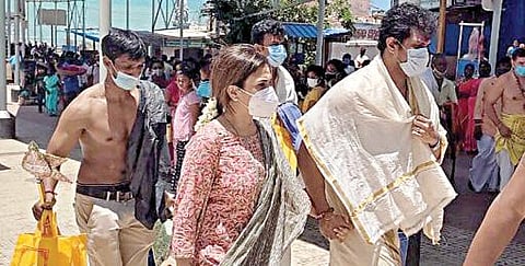 திருச்செந்தூர் செந்திலாண்டவர் கோயிலில் சுவாமி தரிசனம் செய்துவிட்டு வெளியே வரும் சவுந்தர்யா.