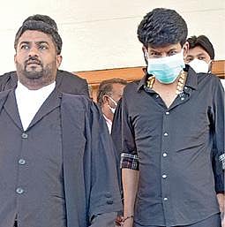 அம்பாசமுத்திரம் நீதிமன்றத்தில் இருந்து வெளியே வரும் பாலா.