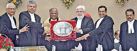 சென்னை உயர் நீதிமன்றத்தில் மூத்த நீதிபதியாக பணியாற்றி இன்றுடன் ஓய்வு பெற உள்ள நீதிபதி என்.கிருபாகரனுக்கு பிரிவு உபச்சார விழா சென்னை உயர் நீதிமன்றத்தில் நேற்று நடைபெற்றது. இதில் நீதிபதி என்.கிருபாகரனுக்கு தலைமை நீதிபதி சஞ்ஜிப் பானர்ஜி நினைவுக் கேடயம் வழங்கினார். அருகில் (இடமிருந்து) உயர் நீதிமன்ற நீதிபதிகள் பி.என்.பிரகாஷ், டி.எஸ்.சிவஞானம், எம்.எம்.சுந்தரேஷ், டி.ராஜா உள்ளனர். படம்: ம.பிரபு