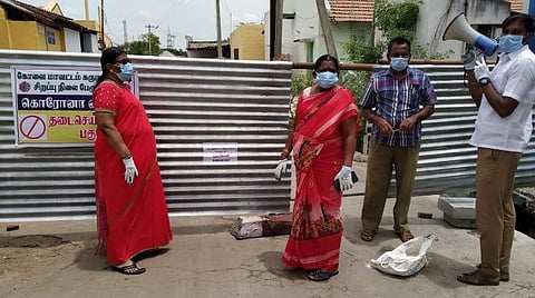 கோவை கருமத்தம்பட்டி பேரூராட்சிக்கு உட்பட்ட செல்வபுரம் காலனியில் கட்டுப்படுத்தப்பட்ட பகுதியைப் பார்வையிட்ட சுகாதாரத்துறையினர்.