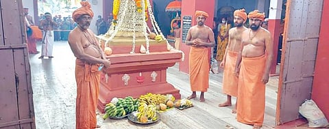 குமரி மாவட்டத்தில் உள்ள பிரசித்திபெற்ற சாமித்தோப்பு அய்யா வைகுண்டர் தலைமைப்பதியில் நேற்று ஆவணித் திருவிழா கொடியேற்றம் நடைபெற்றது.