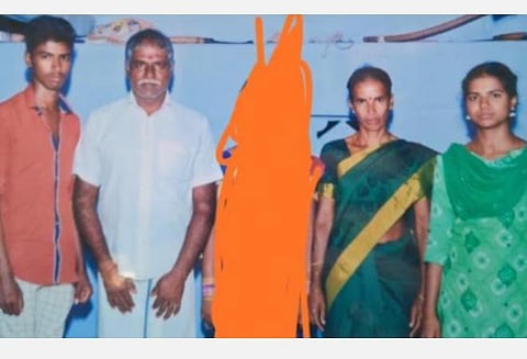 திண்டுக்கல் மாவட்டம் பழனி அருகே வத்தக்கவுண்டன் வலசு கிராமத்தில் தற்கொலை செய்துகொண்ட விவசாயி முருகேசன் குடும்பத்தினர்.