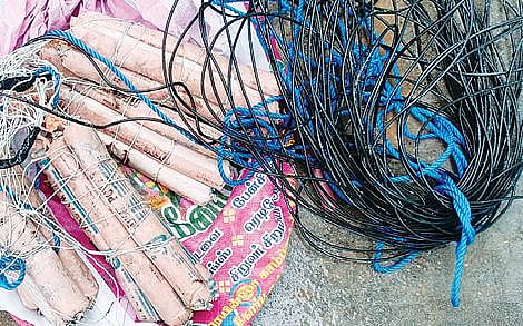 திருப்பத்தூர் அருகே நில பிரச்சினையில் மருமகன் குடும்பத்தை வீட்டோடு வெடி வைத்து கொல்ல முயற்சி: மாமனார் உட்பட 5 பேர் கைது