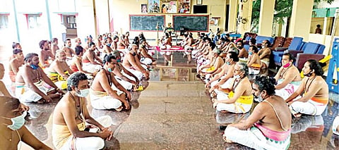 திருப்பத்தூர் அருகே பிள்ளையார்பட்டி சிவநெறிக் கழக வேத பாடசாலையில் தங்களது இன்னல்களை போக்க பாராயணம் பாடி பிரார்த்தனை செய்த சிவாச்சாரியார்கள்.
