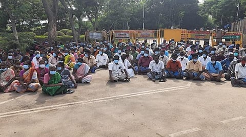 ஆலை முன் போராட்டத்தில் ஈடுபட்டுள்ள கிராம மக்கள்.