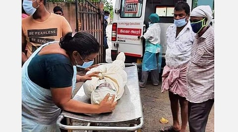 பிரேதப் பரிசோதனைக்குப் பின் தினேஷின் உடலைக் கண்டு கதறும் அவரின் தாயார் லட்சுமி.